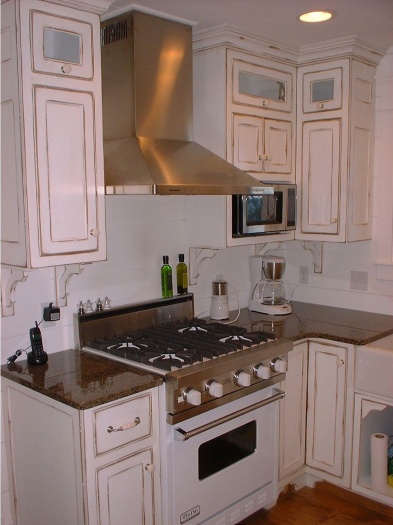 white-kitchen-with-range